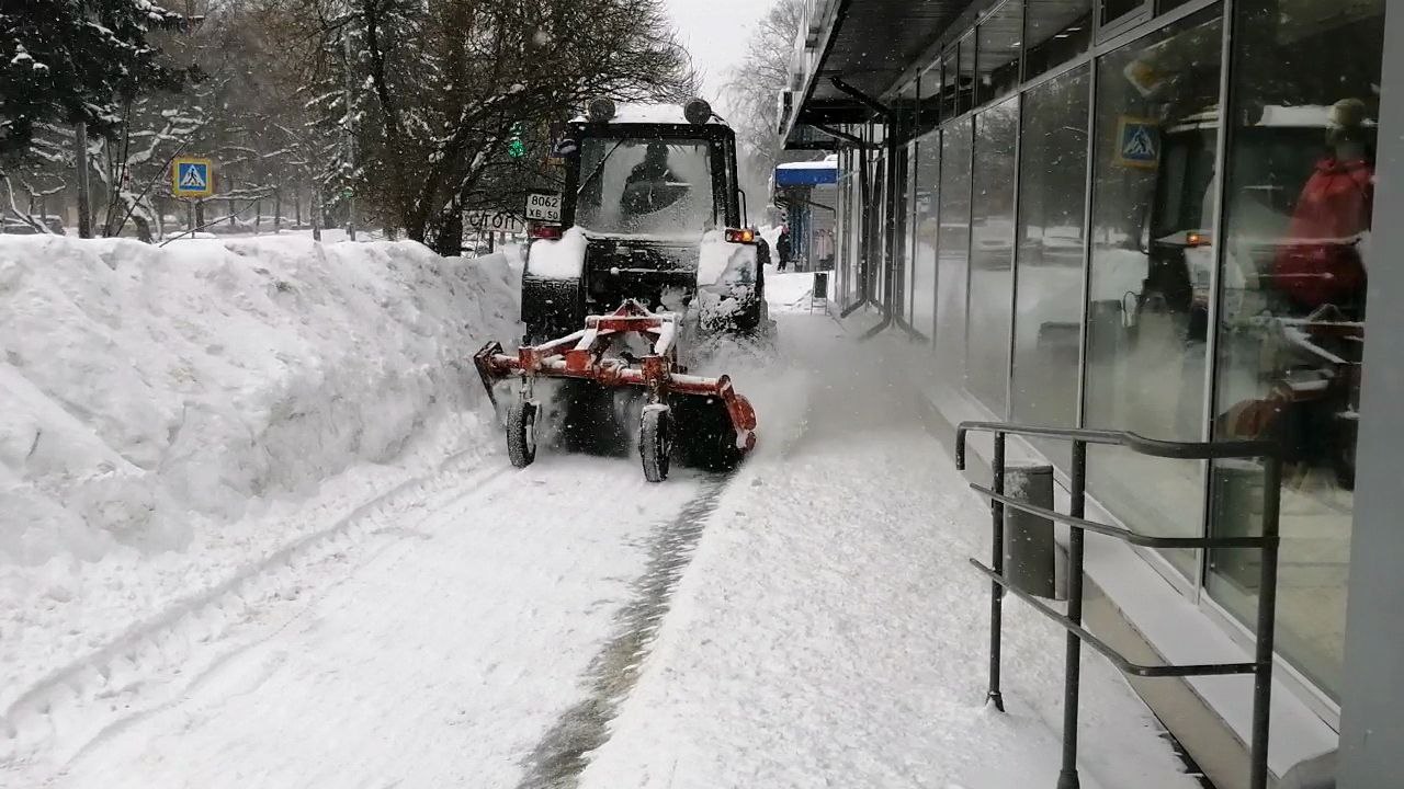 Коммунальные службы нашего города в усиленном режиме ликвидируют последствия снегопада