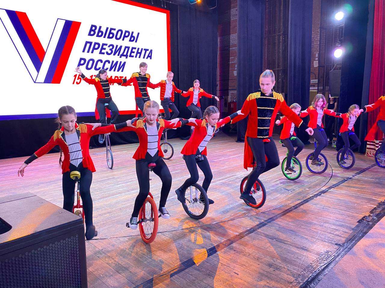 В первый день выборов Президента РФ в ЦДК имени М.И. Калинина проходит праздничный концерт