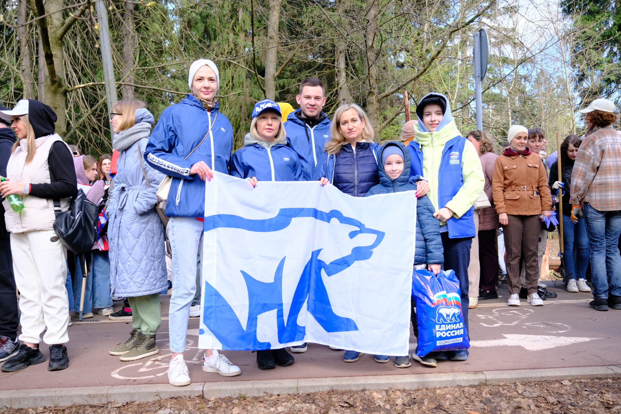 Жители Королёва вместе с партией «Единая Россия» и активистами Молодой Гвардии приняли участие в общегородском субботнике