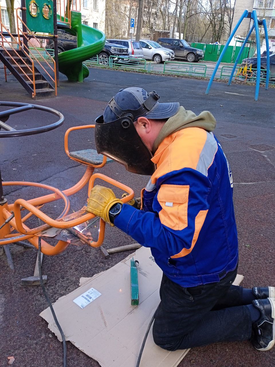 Наклейки на детских площадках Королёва вновь проинформируют детей и взрослых о дате устранения дефектов на игровых элементах