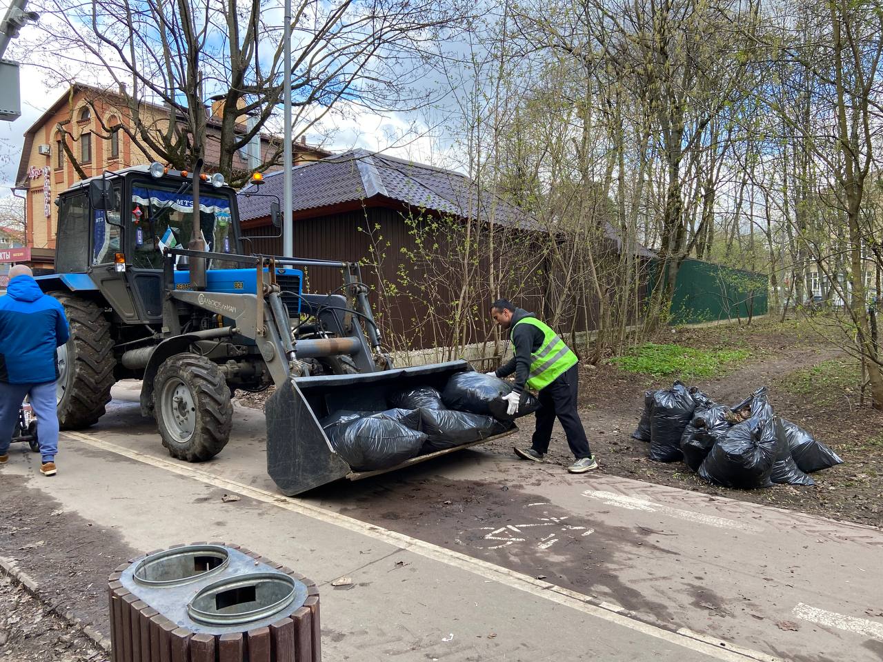 Более 10 тысяч кубометров мусора вывезли с начала месяца чистоты и благоустройства в Королёве