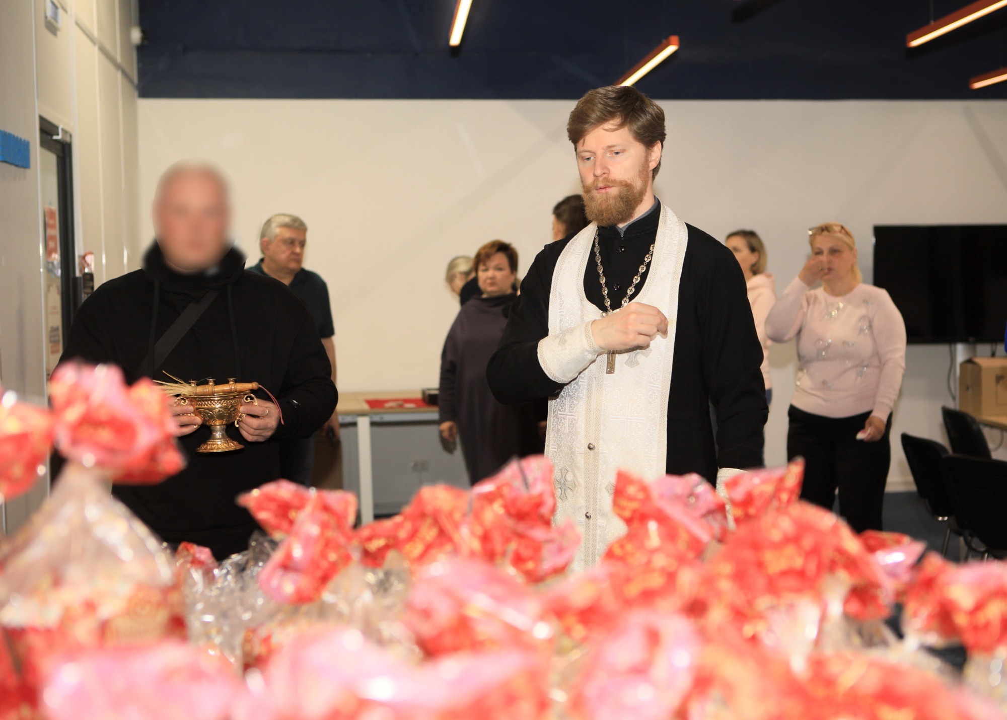 Более 300 куличей освятили для подарков семьям участников СВО в Королёве